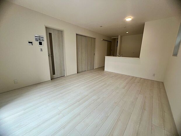 家族団欒のリビング。陽光差し込む食卓には家族の会話とスマイルが溢れます。いつまでもここで食卓を囲みたくなる、そう感じさせてくれるスペース。