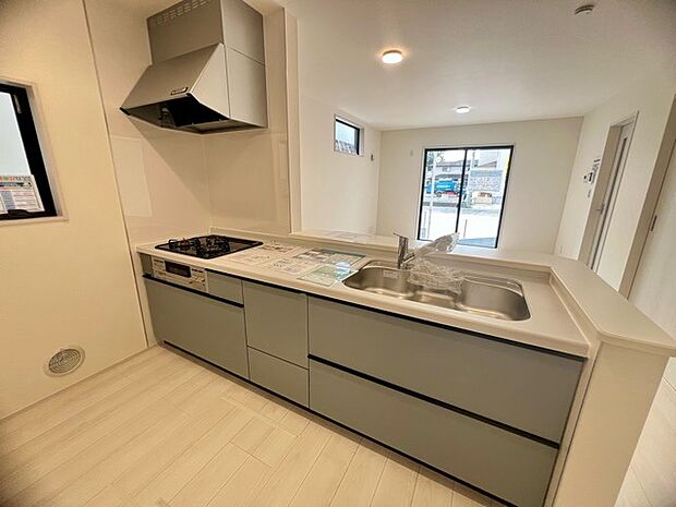 明るい光が降り注ぐ窓があるキッチンはお料理を作る時の気持ちもいつもより明るくなります。近くに窓があるので換気もしやすいですね。 