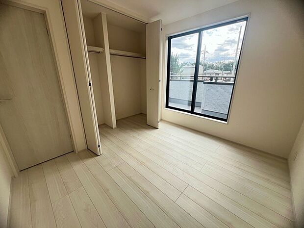 どんな家具にでも相性が良い清潔感ある白色調のクロスを採用。主張しすぎない配色、耐久性にも優れた床材は日々のメンテナンスも楽に、快適に過ごして頂けるよう考えられています。