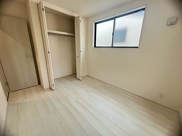 衣類の整理整頓に嬉しいクローゼット付きのお部屋。お子様のお部屋としても便利です。 