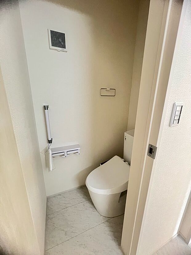 1.2階にそれでもトレイがございます。朝の混雑時に分散して利用できるほか、ゲスト用としても使い分けることもできます。