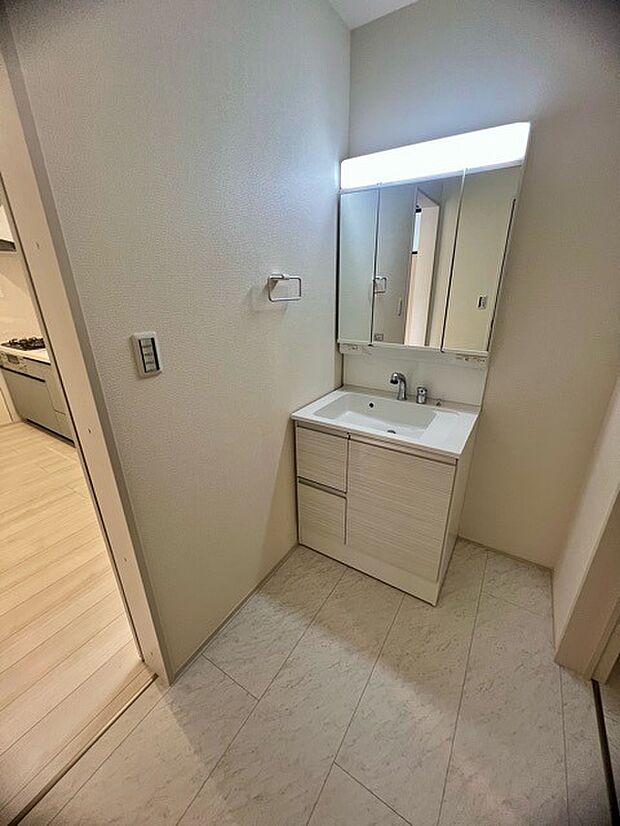 お出かけ前の身だしなみに一歩差がつく三面鏡。ミラー裏にはたっぷり収納もございます。