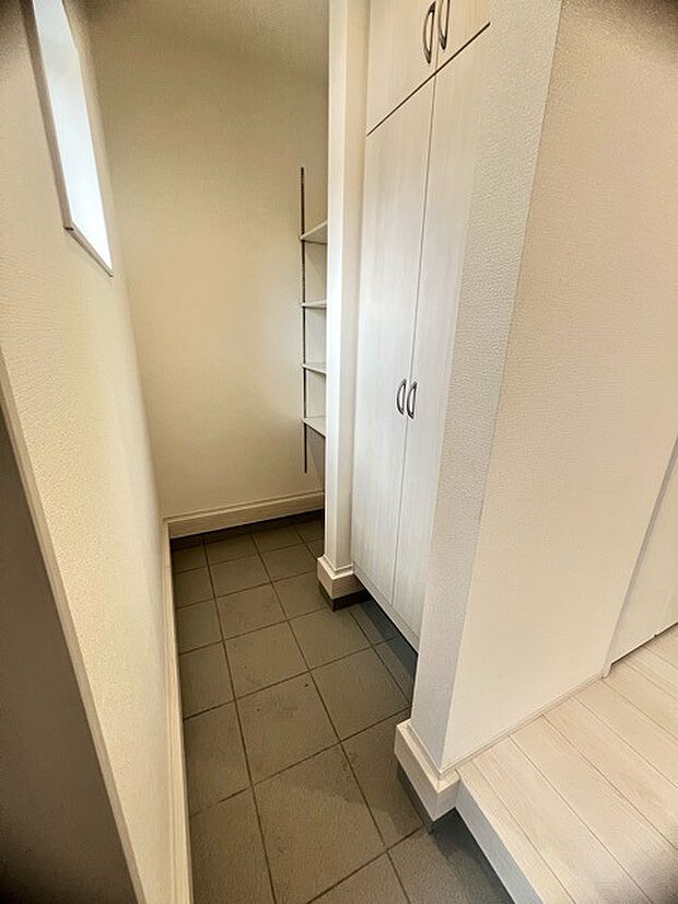 土間収納付きでベビーカーやゴルフバック、お子様のおもちゃもスッキリ収納できます。