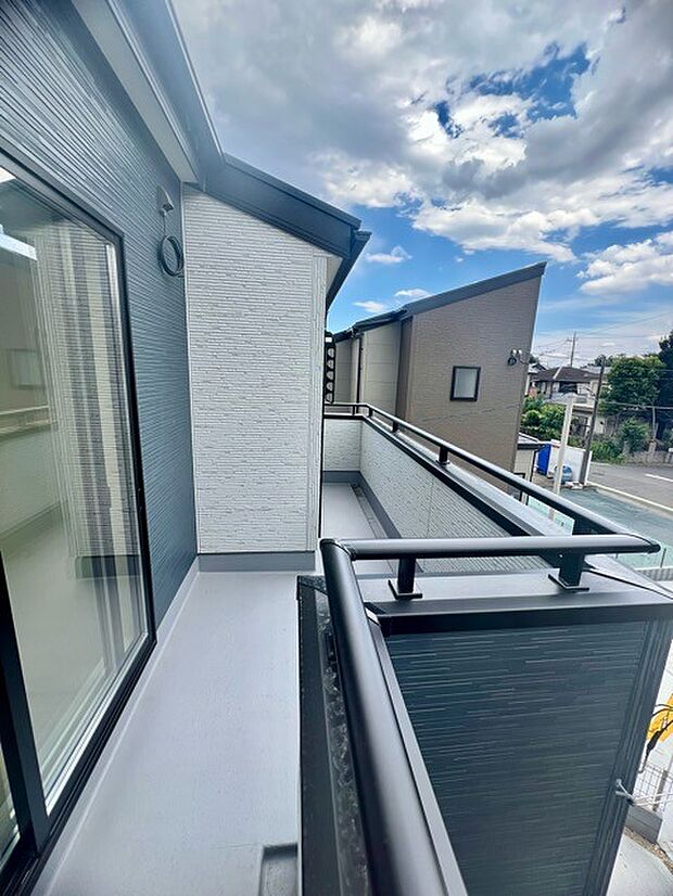 陽ざしが差込む明るいバルコニー。奥行きのあるバルコニーはお洗濯時に助かります。