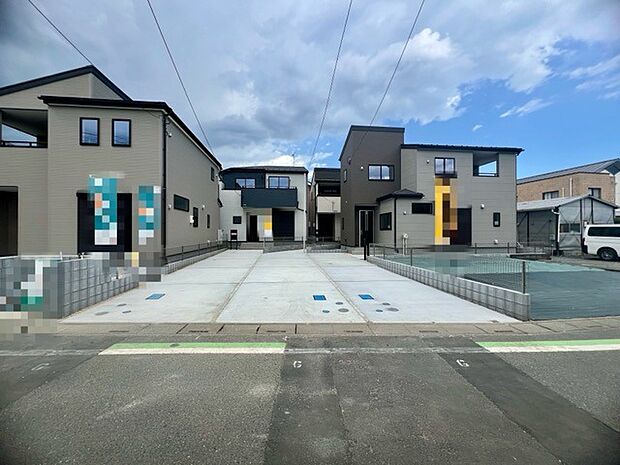 セカンドカーや来客時にも便利なカースペース2台分ございます。