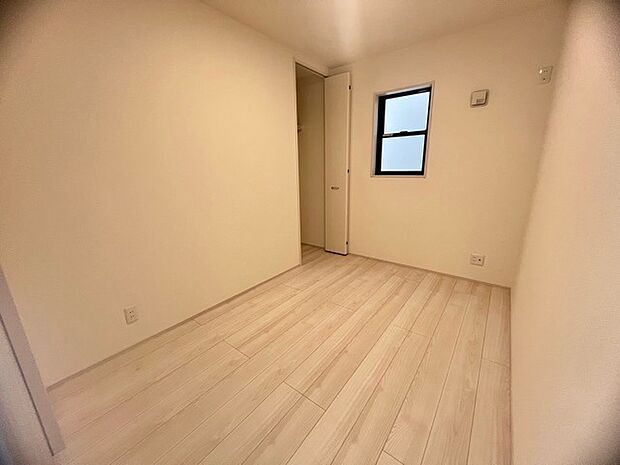 どんな家具にでも相性が良い清潔感ある白色調のクロスを採用。主張しすぎない配色、耐久性にも優れた床材は日々のメンテナンスも楽に、快適に過ごして頂けるよう考えられています。