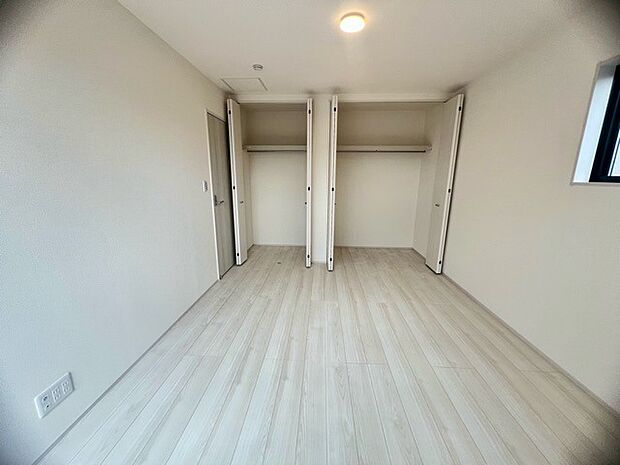 どんな家具にでも相性が良い清潔感ある白色調のクロスを採用。主張しすぎない配色、耐久性にも優れた床材は日々のメンテナンスも楽に、快適に過ごして頂けるよう考えられています。