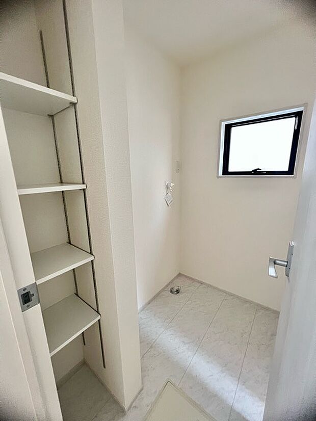 ゆとりの洗面スペースで朝の身支度もスムーズに行えます。