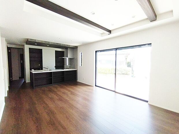 いつも家族の集まるリビングダイニングは広々とした17.7帖。通風・採光にも優れ、心安らぐ風と光がたえない空間。汎用性に富んだ居住スペースと、高揚感さえも与えてくれる住空間です。 