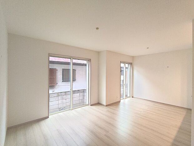 【ＬＤＫ／約15.12帖】 リビング南側に大きな窓が2つあり、室内に明るい日差しが入ります。