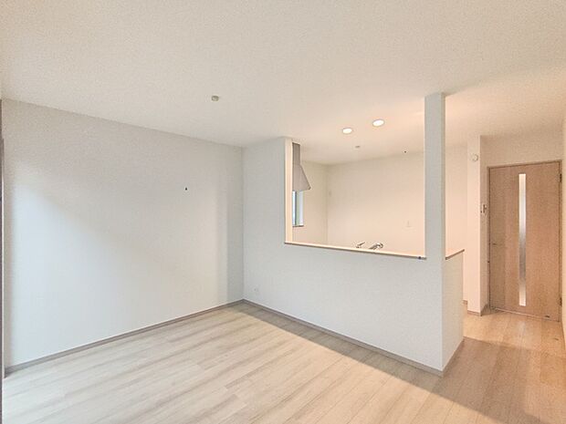 【ＬＤＫ／約15.12帖】 ＬＤＫのキッチンは対面式です。 家族を見守りながら調理ができ、家族団欒の空間を叶えます。