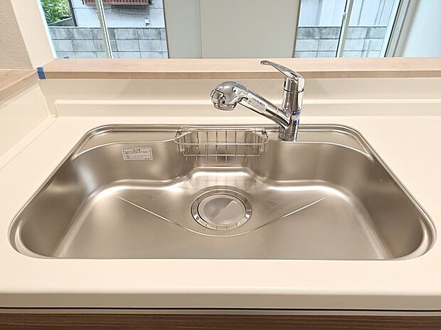 キッチンシンクには、いつでも綺麗なお水が利用できる「浄水機能付き水栓」を装備！