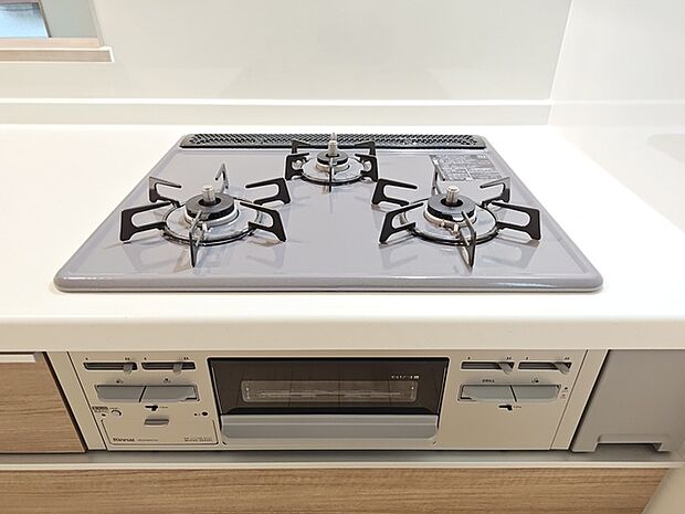 新品のビルトイン型コンロ＆グリル。 3口あれば、大きなフライパンを使いながら横でお湯を沸かせます！