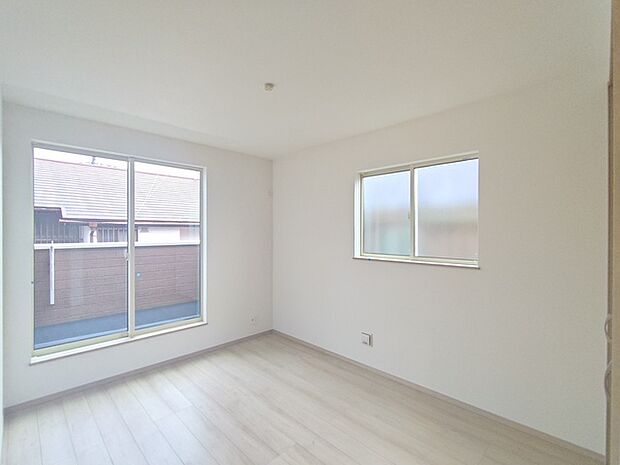 【洋室／約6帖／西側】 2階3部屋中2部屋は南向きにつき、陽当り良好です！