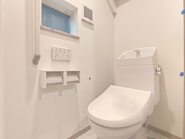 手すりとダブルホルダーが配された1Ｆトイレ。 トイレは1階と2階にそれぞれ設置されております。