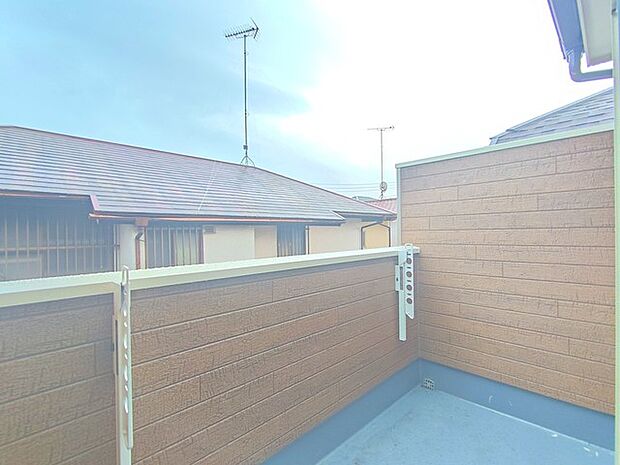 南向きで陽当たり良好なバルコニー。お洗濯物がすぐに乾きます。