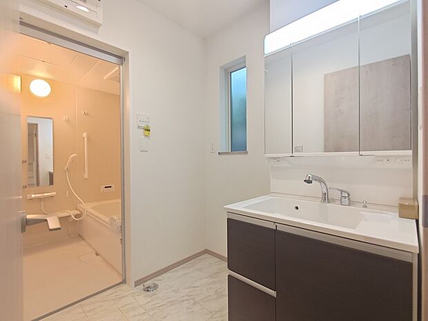 玄関からリビングを経由せずダイレクトに洗面所・浴室へアクセス可能。 外で汚れて帰っても安心です。