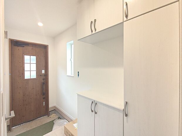 大きな靴棚を配した玄関ホール。