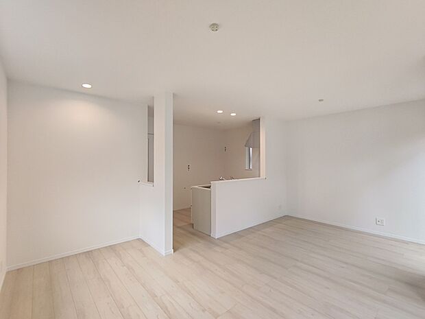 【LDK/約14.93帖】 白を基調とした明るい内装デザイン。