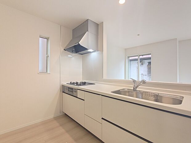 対面式のシステムキッチン。 調理しながらでも家族の様子を見守れる為、子育て世帯にもオススメです。