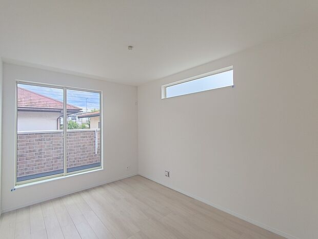 【洋室/約6.25帖】 主寝室は南向きに大きな窓があります。陽当り良好です!