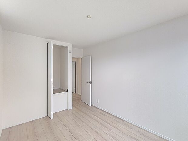 【洋室/約6.25帖】 全ての居室に収納スペースを配備しました! 片付け上手になれるお家です。