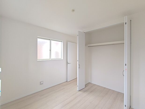 【洋室/約5.18帖】 北側のクローゼットは大きめに造られております。 子ども部屋としてもちょうど良いお部屋です。