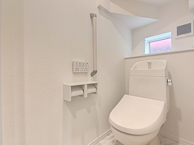 手すりとダブルホルダーが配された1Fトイレ。 トイレは1階と2階にそれぞれ設置されております。