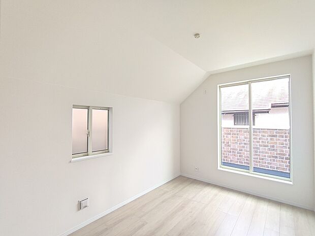 【洋室／約5.53帖】 全室2面採光です。湿気が溜まらない、風通しの良いお家です。