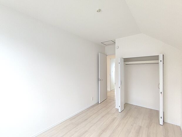 【洋室／約5.53帖】 クローゼット下部にはレールが無く、お掃除しやすい造りになっております。