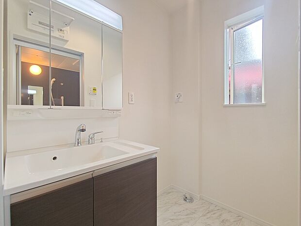 玄関からリビングを経由せずダイレクトに洗面所・浴室へアクセス可能。 外で汚れて帰っても安心です。