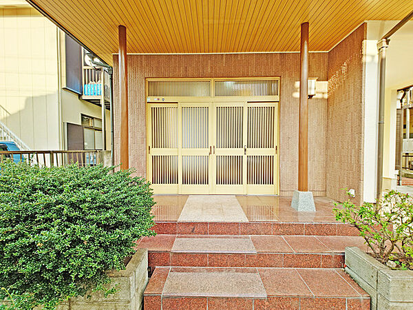 玄関はおうちの顔とも呼ばれる重要な場所！明るくスッキリと見える空間で住まう人を見送り、出迎えてくれます。