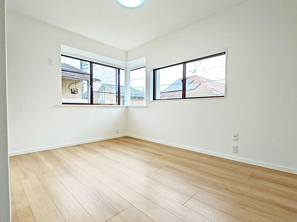 今からここを誰のお部屋にしようか、そんな洋室。大きさは約6.5帖です。