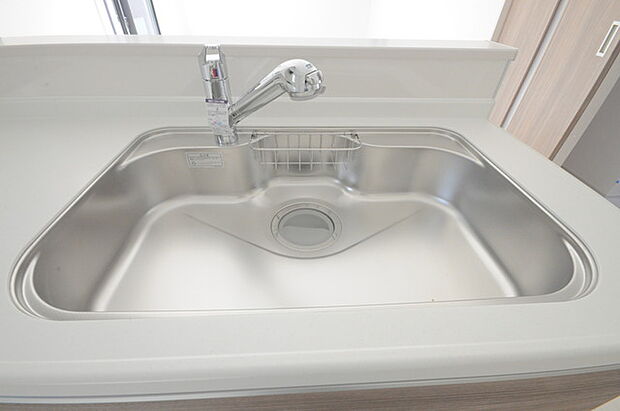 人工大理石を使用したシステムキッチン。永く傷つきにくく、お手入れもしやすい高機能性です。 