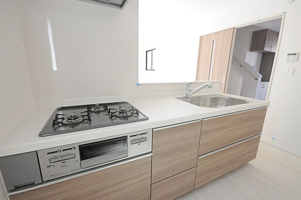 家族団欒のリビング。陽光差し込む食卓には家族の会話とスマイルが溢れます。いつまでもここで食卓を囲みたくなる、そう感じさせてくれるスペース。 