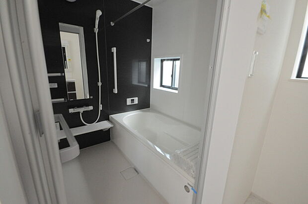 一緒にお風呂に入っている子供達の声がリビングまで聞こえてきそうな広々とした1坪バス 