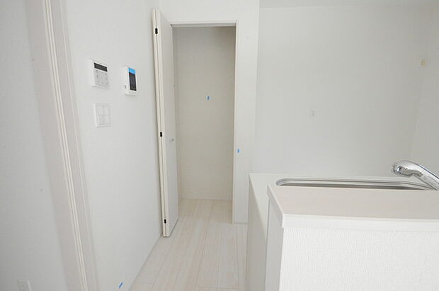 キッチン横に収納もございます。