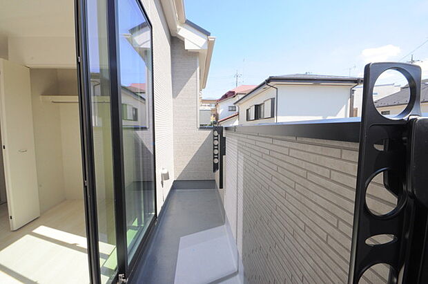 陽ざしが差込む明るいバルコニー。奥行きのあるバルコニーはお洗濯時に助かります。 