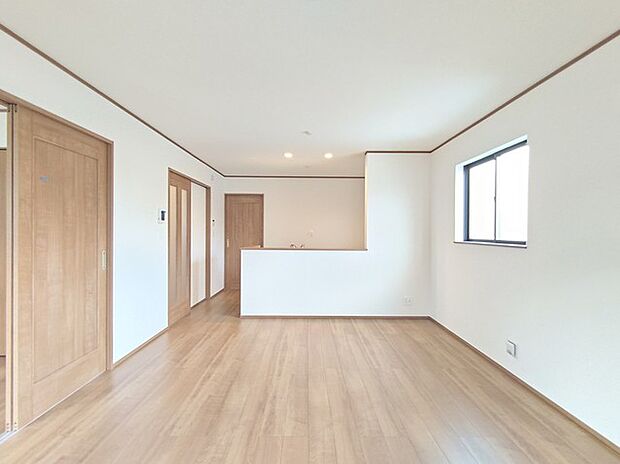 【ＬＤＫ／約14帖】 建物完成済み！ご内見は平日・休日問わず受け付けております。 お気軽にお問い合わせください。