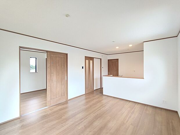 【ＬＤＫ／約14帖】 夕食の時間。家族、友人、両親、親戚との会話がより料理を美味しくしてくれる。 あっという間に時間が過ぎてしまう居心地の良さは、普段はほっとする空間としてここにあります。 