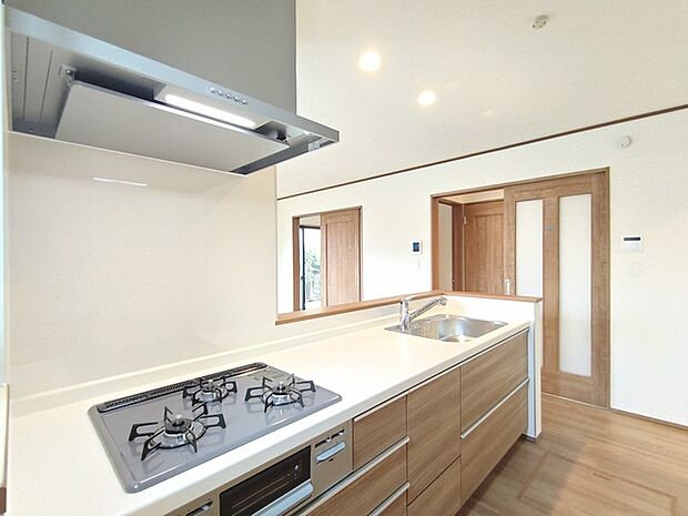 対面式のシステムキッチン。 調理しながらでも家族の様子を見守れる為、子育て世帯にもオススメです。