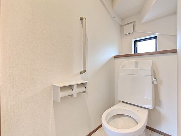 手すりとダブルホルダーが配された1Ｆトイレ。 トイレは1階と2階にそれぞれ設置されております。