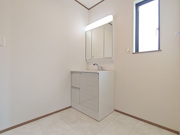 洗濯機置き場の側には換気窓が付いています。カビが発生しにくい造りです。