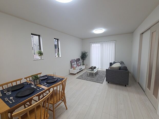 家族団欒のリビング。陽光差し込む食卓には家族の会話とスマイルが溢れます。いつまでもここで食卓を囲みたくなる、そう感じさせてくれるスペース。 