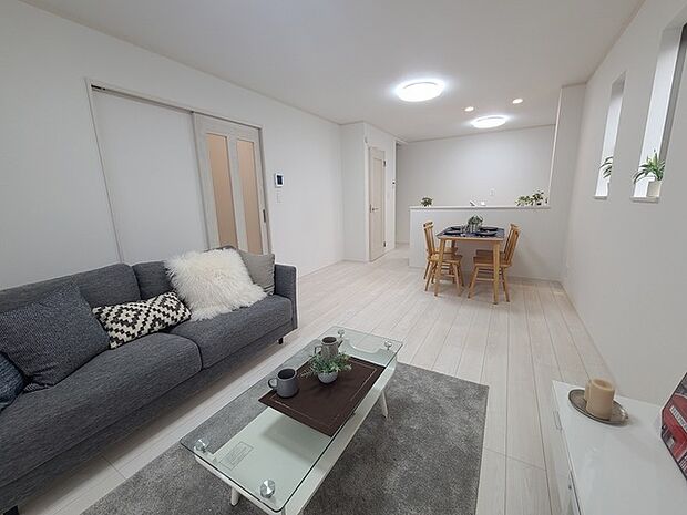 家族団欒のリビング。陽光差し込む食卓には家族の会話とスマイルが溢れます。いつまでもここで食卓を囲みたくなる、そう感じさせてくれるスペース。 