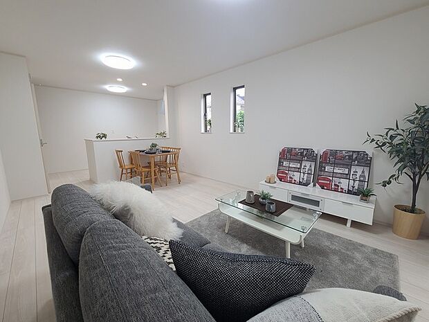 夕食の時間。家族、友人、両親、親戚との会話がより料理を美味しくしてくれる。あっという間に時間が過ぎてしまう居心地の良さは、普段はほっとする空間としてここにあります。 