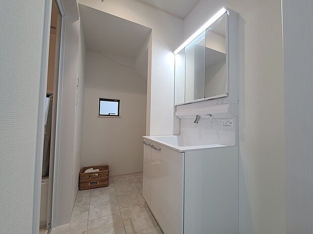 ゆとりの洗面スペースで朝の身支度もスムーズに行えます。 