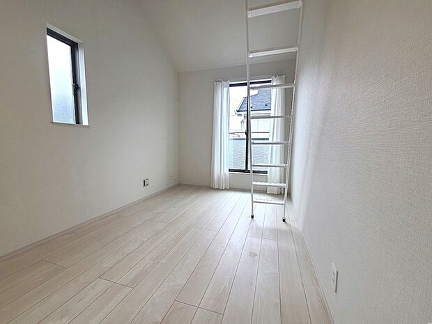 吹抜けの空間を意識した上部にロフトのある間取り。スタイリッシュかつ収納も豊富で長く機能的に住める家を目指して。 