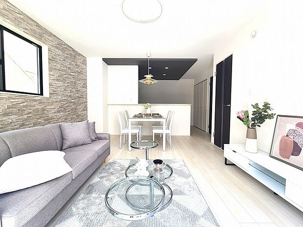 家族団欒のリビング。陽光差し込む食卓には家族の会話とスマイルが溢れます。いつまでもここで食卓を囲みたくなる、そう感じさせてくれるスペース。 