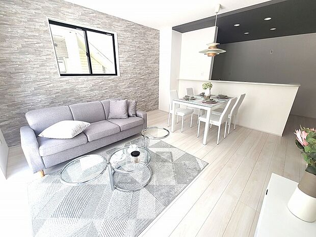 夕食の時間。家族、友人、両親、親戚との会話がより料理を美味しくしてくれる。あっという間に時間が過ぎてしまう居心地の良さは、普段はほっとする空間としてここにあります。 